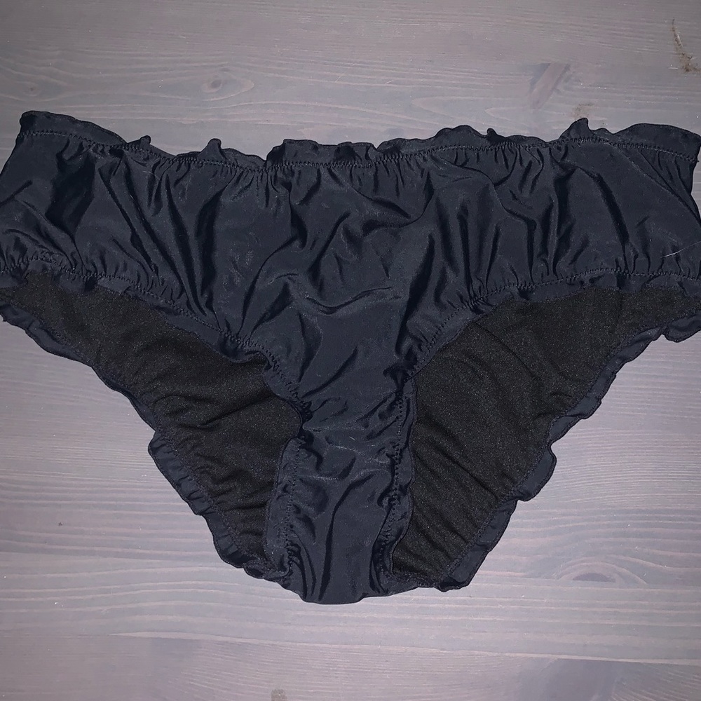 Black ruched & ruffled bikini bottoms. NWT. 16/18